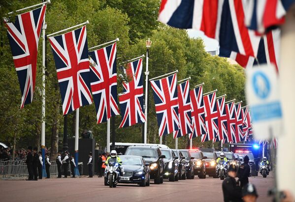 خودروهای حامل نمایندگان آمریکایی و جو بایدن رئیس جمهور آمریکا وارد کاخ وست مینستر در لندن می شود، جایی که مراسم خداحافظی با ملکه الیزابت دوم برگزار می شود. - اسپوتنیک ایران  
