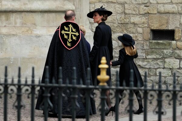 کیت، پرنسس ولز، در مراسم تشییع جنازه ملکه فقید الیزابت دوم در کلیسای وست مینستر در مرکز لندن، دوشنبه، سپتامبر. 19، 2022. - اسپوتنیک ایران  