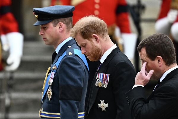شاهزاده ویلیام  شاهزاده ولز و شاهزاده هری دوک ساسکس در مراسم تشییع جنازه ملکه بریتانیا الیزابت دوم در کلیسای وست مینستر در لندن  - اسپوتنیک ایران  