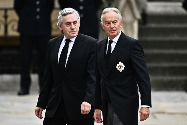 نخست وزیران سابق بریتانیا گوردون براون  و تونی بلر در مراسم تشییع جنازه ملکه بریتانیا الیزابت دوم در کلیسای وست مینستر در لندن - اسپوتنیک ایران  