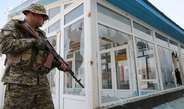 یک سرباز از نیروهای مسلح قرقیزستان در نزدیکی ایست بازرسی در قرقیزستان - اسپوتنیک ایران  