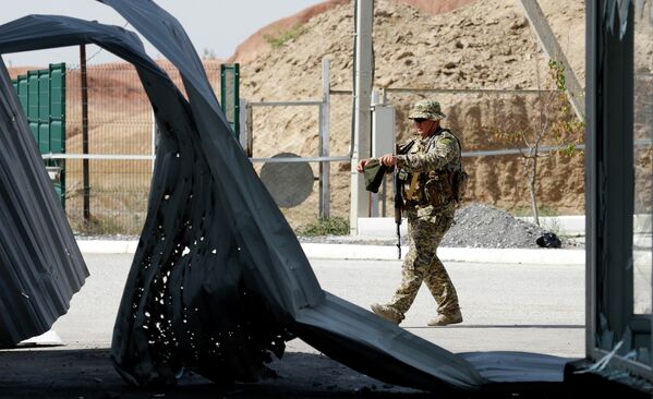 یک سرباز نیروهای مسلح قرقیزستان در نزدیکی ایست بازرسی در قرقیزستان.  - اسپوتنیک ایران  