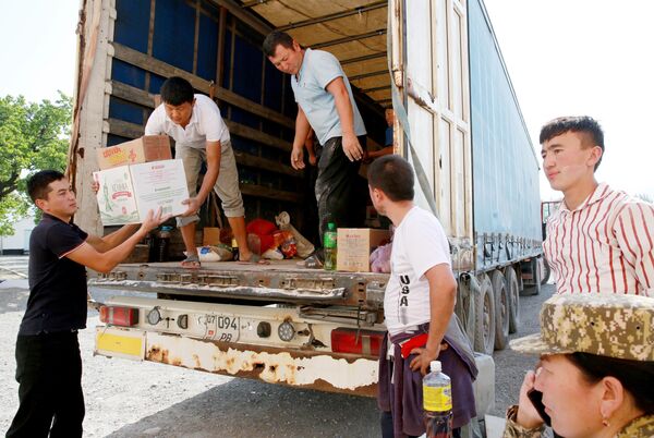 اهدای کمک های بشردوستانه برای پناهندگان در روستای بوز آدیر در قرقیزستان. - اسپوتنیک ایران  