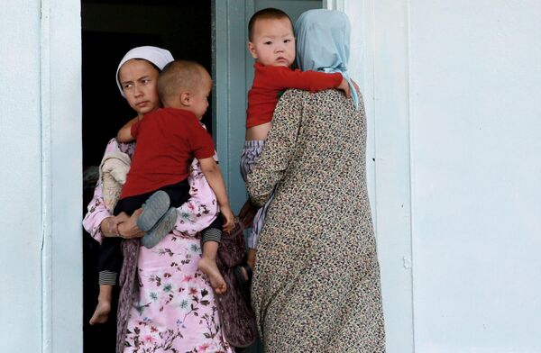 پناهندگان در خیابانی در روستای بوز آدیر در قرقیزستان. - اسپوتنیک ایران  