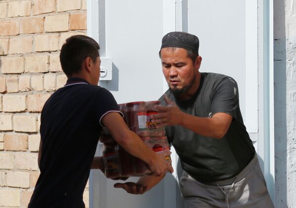 اهدای کمک های بشردوستانه برای پناهندگان در روستای بوز آدیر در قرقیزستان. - اسپوتنیک ایران  