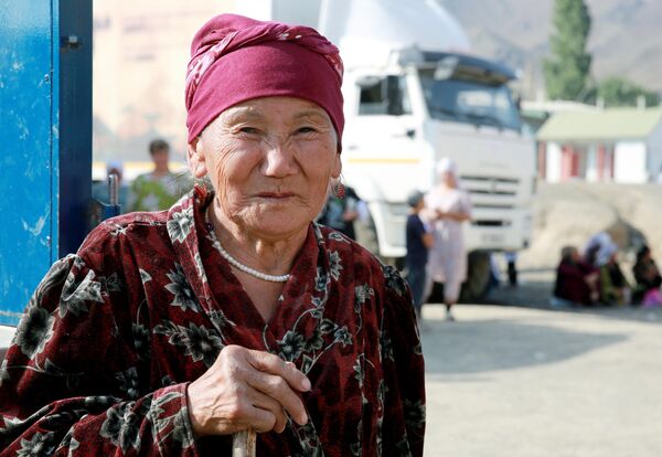 پناهندگان در خیابانی در روستای بوز آدیر در قرقیزستان. - اسپوتنیک ایران  
