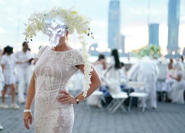 مهمانی با ماسک در دهمین دوره Diner en Blanc در «بروکفیلد پلاس» در منهتن شرکت می کند. - اسپوتنیک ایران  