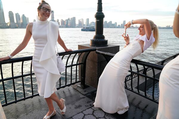 جولیا گراچووا و آنا اسپیک در دهمین دوره برگزاری «شام سفید» در منهتن نیویورک. - اسپوتنیک ایران  