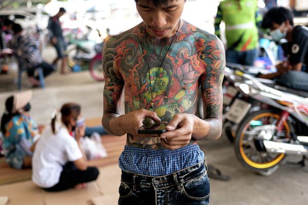 این عکس که در 11 سپتامبر 2022 گرفته شده است، یک درگ مسابقه تایلندی را با نیم تنه خالکوبی نشان می دهد که منتظر شرکت در رویداد مسابقه ای &quot;Ngo Street Drag&quot; در استان چونبوری تایلند است - اسپوتنیک ایران  