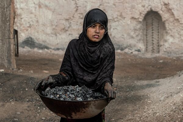دختری که در افغانستان در شرایط بد اقتصادی پس از تسلط طالبان مجبور به کار می شود  - اسپوتنیک ایران  