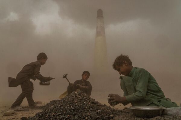 کودکان افغان در کارخانه آجر پزی - اسپوتنیک ایران  
