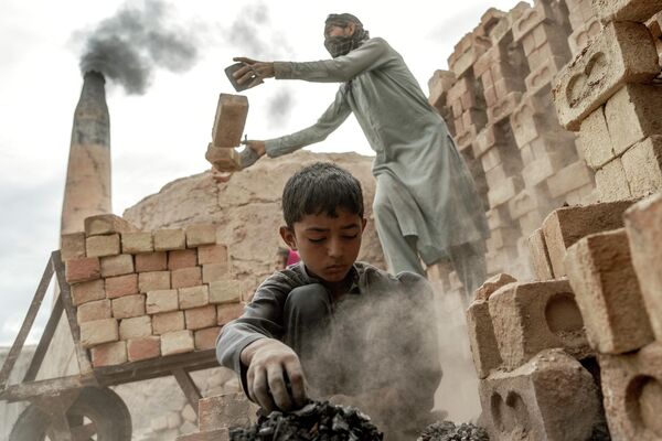پسر 18 ساله افغان در حال کار - اسپوتنیک ایران  