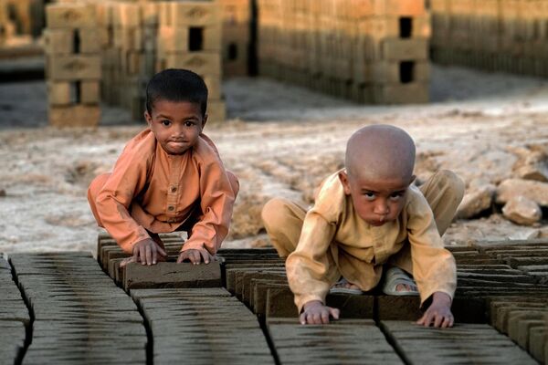 کودکان اهل افغانستان در حال کار در سال 2022 - اسپوتنیک ایران  