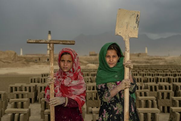 آژانس های امداد جهانی می گویند که تعداد کودکان کار در افغانستان از زمانی که اقتصاد پس از تسلط طالبان فروپاشید، رو به افزایش است - اسپوتنیک ایران  
