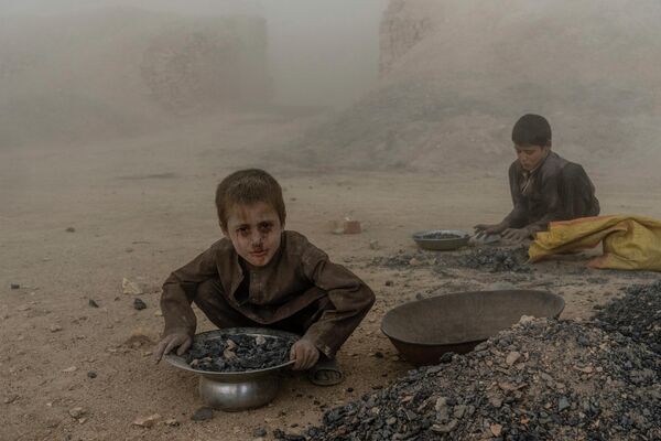 کودکان افغان در یک کارخانه آجرپزی در حومه کابل، افغانستان - اسپوتنیک ایران  