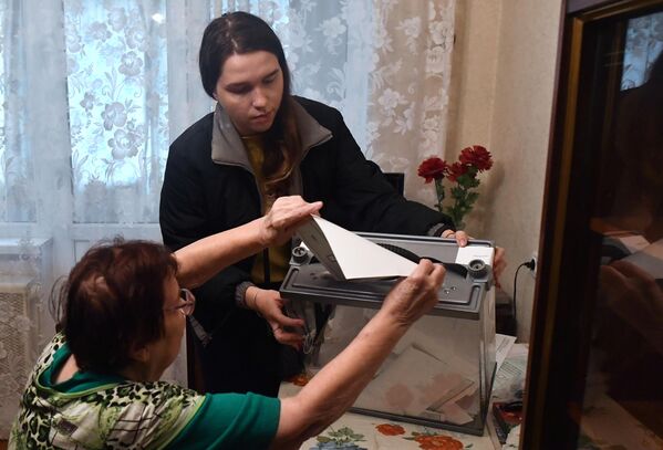 زنی در دونتسک در انتخابات شرکت می کند - اسپوتنیک ایران  