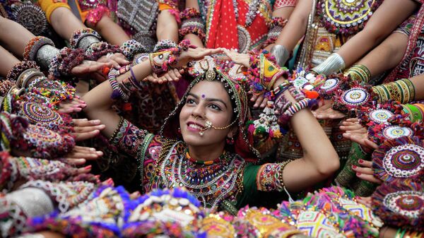Женщины в традиционной одежде исполняют танец штата Гуджарат в Ахмедабаде, Индия - اسپوتنیک ایران  