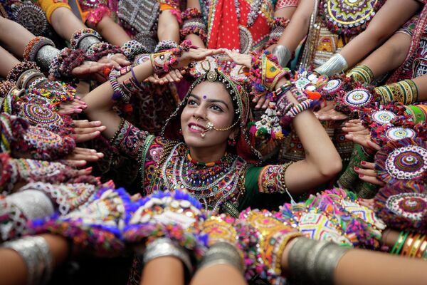 رقص محلی هندی در گوجارات - اسپوتنیک ایران  