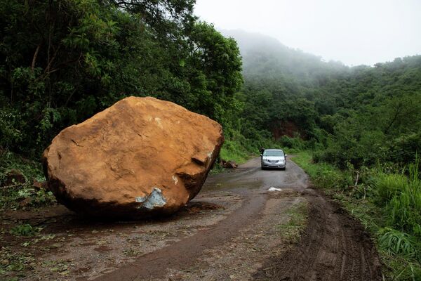 سنگی بزرگ در مکزیک در یک جاده باعث ترافیک شد - اسپوتنیک ایران  