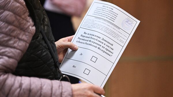 Женщина голосует на референдуме на избирательном участке в посольстве ДНР в Москве - اسپوتنیک ایران  