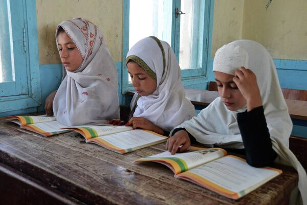 نخستین روزهای تحصیل دختران اهل افغانستان در قندهار - اسپوتنیک ایران  