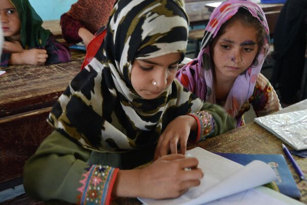 دختران افغانستان به مدرسه می روند - اسپوتنیک ایران  