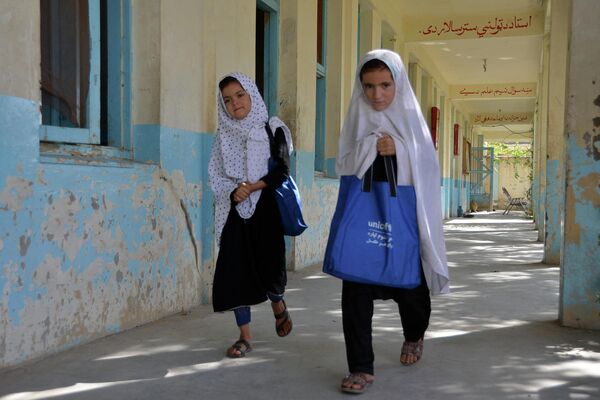 نخستین روزهای تحصیل دختران اهل افغانستان در قندهار - اسپوتنیک ایران  