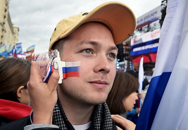 در میدان مانژ در مسکو، مردم روس به استقبال برگزاری رفراندوم در اوکراین رفتند - اسپوتنیک ایران  