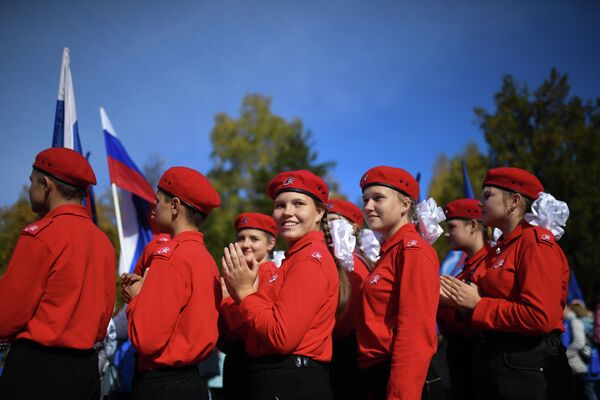  در مسکو، مردم روس به استقبال برگزاری رفراندوم در اوکراین رفتند - اسپوتنیک ایران  