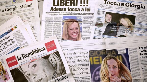 Первые страницы итальянских газет с фотографиями лидера итальянской ультраправой партии Fratelli d'Italia Джорджи Мелони - اسپوتنیک ایران  