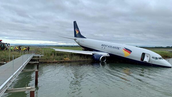 در فرانسه بوئینگ 737 به دریاچه سقوط کرد - اسپوتنیک ایران  