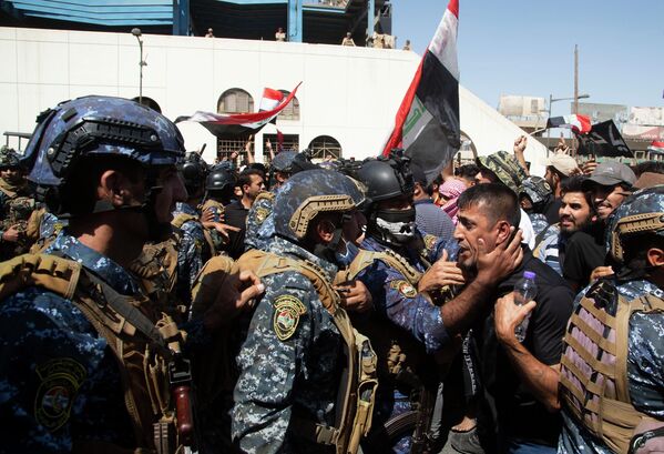 دیروز میدان تحریر در  بغداد شاهد درگیری نیروهای امنیتی و معترضان بود - اسپوتنیک ایران  