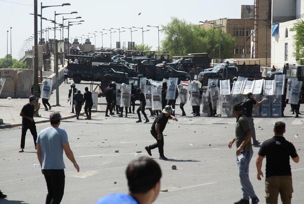 دیروز میدان تحریر در  بغداد شاهد درگیری نیروهای امنیتی و معترضان بود - اسپوتنیک ایران  