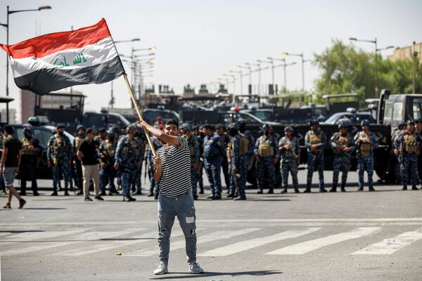 خبرگزاری رسمی عراق گزارش می دهد که در جریان درگیری‌هایی که روز چهارشنبه بین تظاهرکنندگان و نیروهای امنیتی در بغداد رخ داد، ۱۳۳ تن زخمی شدند - اسپوتنیک ایران  