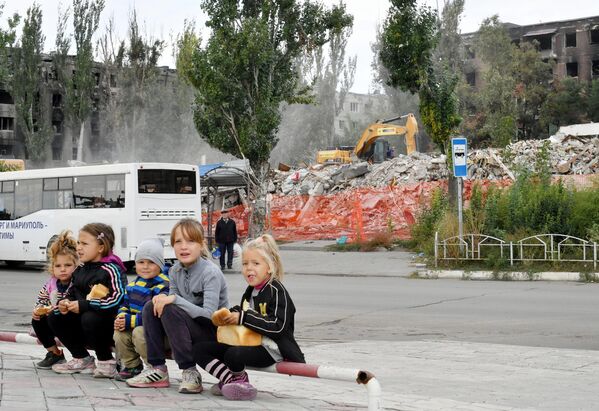 ماریوپل، کودکان در حال خوردن نان - اسپوتنیک ایران  