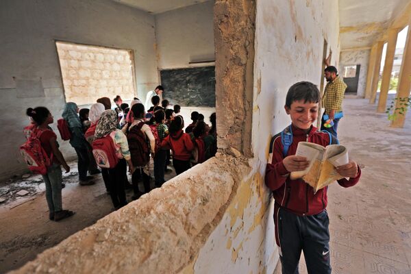 کودکان سوری پس از کیلومترها پیاده روی به مدرسه می روند - اسپوتنیک ایران  