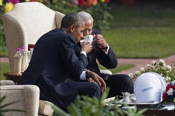 روز جهانی قهوه.نخست وزیر هند و رئیس جمهور آمریکا در حال قهوه نوشی در باغ کاخ حیدرآباد. - اسپوتنیک ایران  