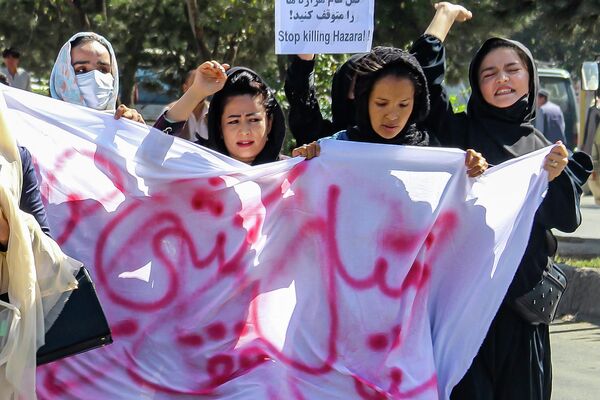 زنان افغان با پلاکاردهایی در اعتراض به نسل کشی هزاره ها یک روز پس از انفجار انتحاری در مرکز آموزشی در کابل شعار سر می دهند - اسپوتنیک ایران  