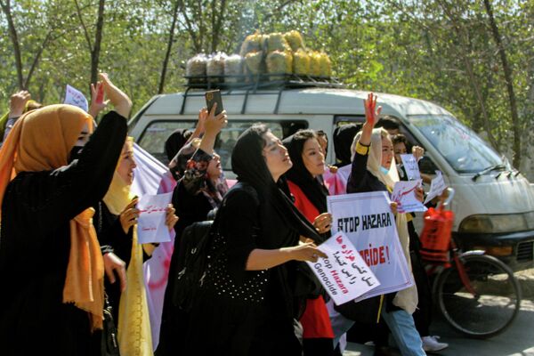 زنان افغانستانی یک روز پس از حمله انتحاری در مرکز آموزشی دشت برچی در کابل در 1 اکتبر 2022 در جریان اعتراضی که آن را &quot;نسل کشی هزاره ها متوقف کنید&quot; پلاکاردها و شعار سر می دهند. - اسپوتنیک ایران  