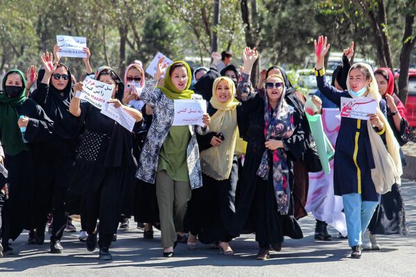 ده ها زن از در کابل از جامعه اقلیت هزاره افغانستان پس از یک بمب گذاری انتحاری یک روز قبل که منجر به کشته شدن 20 نفر شد، در 1 اکتبر در پایتخت تظاهرات کردند. - اسپوتنیک ایران  