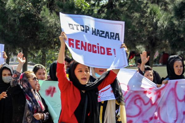 زنان افغان با پلاکاردهایی در اعتراض به نسل کشی هزاره ها یک روز پس از انفجار انتحاری در مرکز آموزشی در کابل شعار سر می دهند - اسپوتنیک ایران  