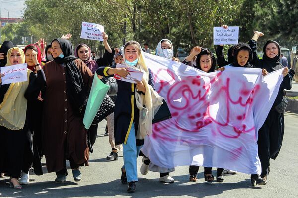 ده ها زن از در کابل از جامعه اقلیت هزاره افغانستان پس از یک بمب گذاری انتحاری یک روز قبل که منجر به کشته شدن 20 نفر شد، در 1 اکتبر در پایتخت تظاهرات کردند. - اسپوتنیک ایران  
