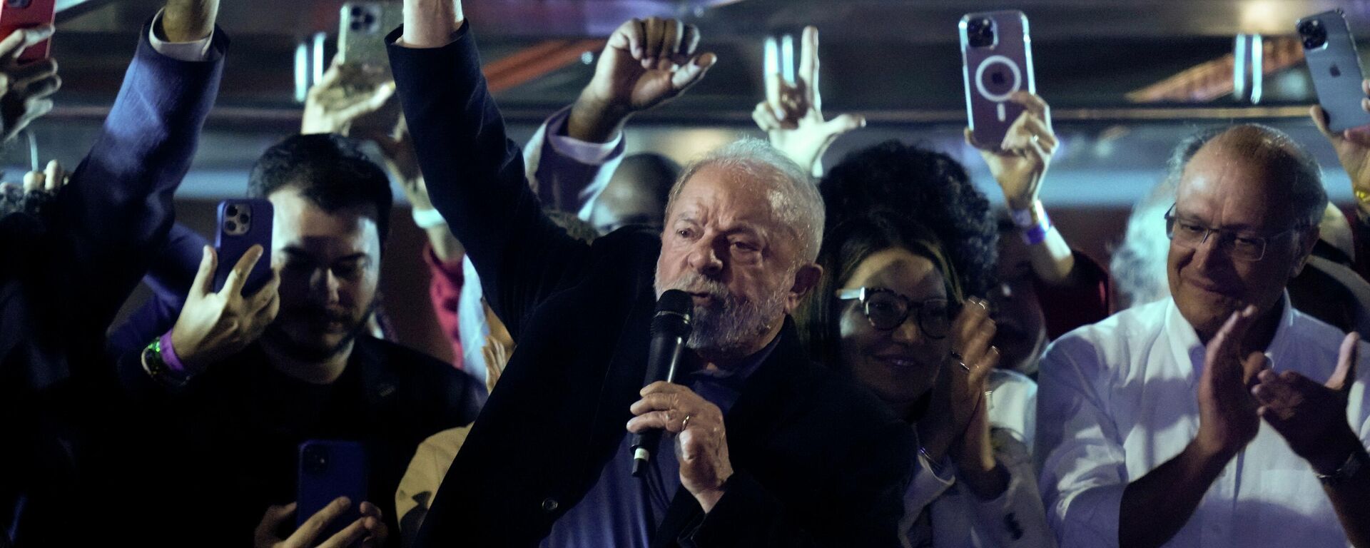 Бывший президент Бразилии Лула да Силва выступает перед сторонниками после закрытия избирательных участков в Сан-Паулу - اسپوتنیک ایران  , 1920, 31.10.2022