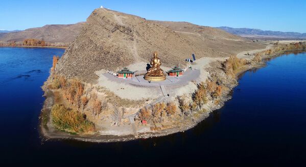 بلندترین مجسمه بودا شاکیامونی در روسیه در پای کوه خاویرگا در محل تلاقی ینیسی بزرگ و کوچک  - اسپوتنیک ایران  