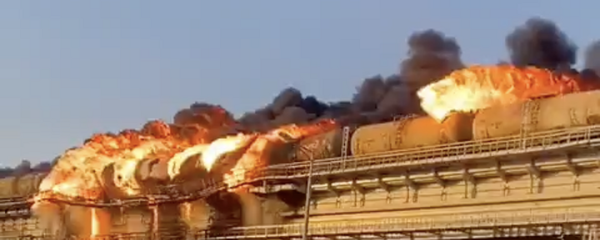آتش گرفتن مخزن سوخت  روی پل کریمه - اسپوتنیک ایران  , 1920, 12.10.2022