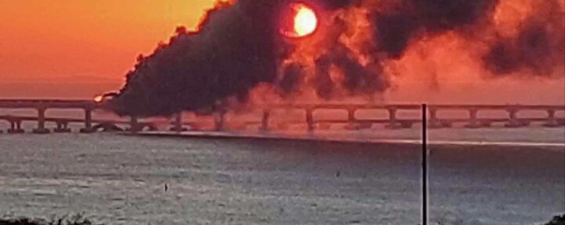 Пожар на крымском мосту, на автомобильной части которого со стороны Таманского полуострова произошел подрыв грузового автомобиля, повлекший за собой возгорание семи топливных цистерн железнодорожного состава - اسپوتنیک ایران  , 1920, 08.10.2022