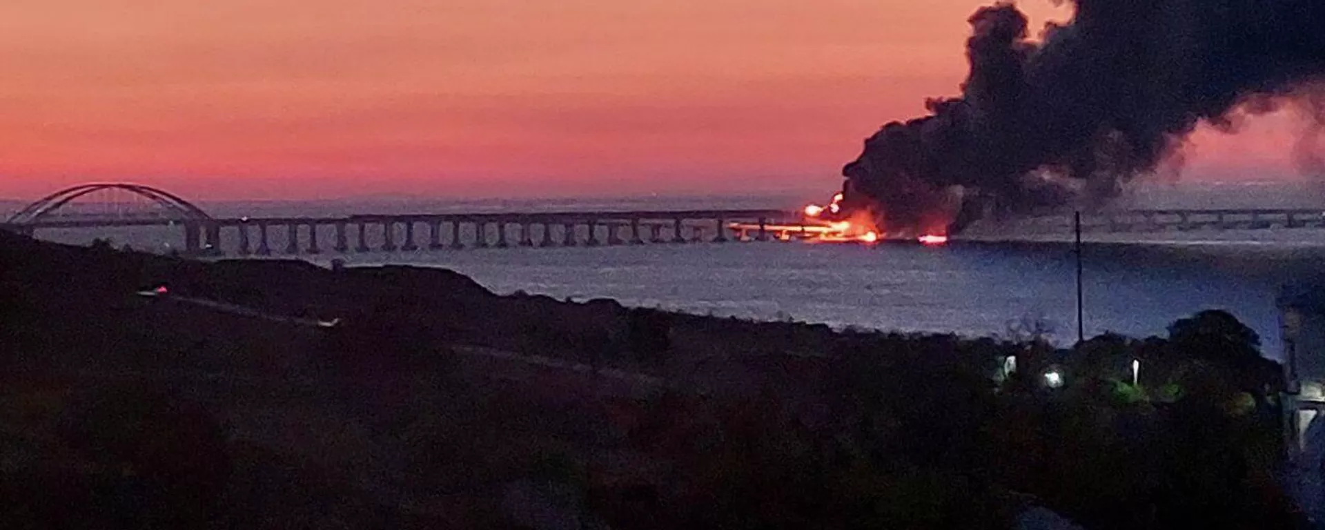 Пожар на крымском мосту, на автомобильной части которого со стороны Таманского полуострова произошел подрыв грузового автомобиля, повлекший за собой возгорание семи топливных цистерн железнодорожного состава - اسپوتنیک ایران  , 1920, 09.07.2023