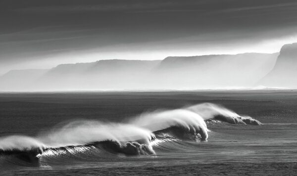 برندگان مسابقه عکاسی &quot;اقیانوس2022&quot; اعلام شدند.عکاس، مایکل اسپنسر از بریتانیا. موج های صبح مه‌آلود. - اسپوتنیک ایران  