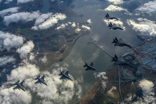 در این عکس منتشره شده از وزارت دفاع کره جنوبی، جنگنده های F15K نیروی هوایی کره جنوبی و ایالات متحده آمریکا دیده می شودند - اسپوتنیک ایران  