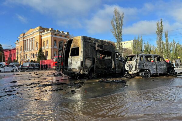 بر اثر حمله موشکی روسیه به کی‌یف، چند خودرو سوختند. - اسپوتنیک ایران  